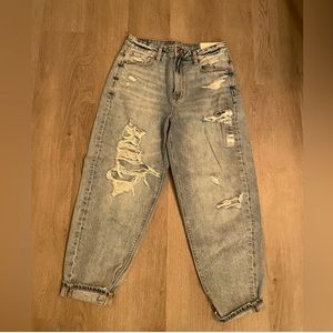 American Eagle Distressed Mom Jean 🌻